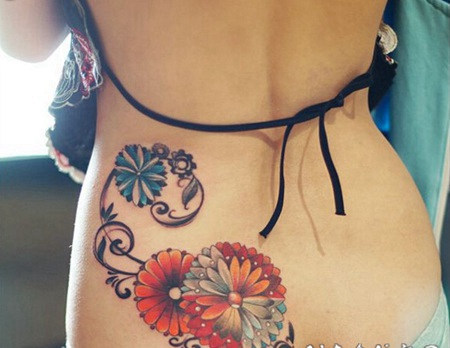 彩色莲花臀部纹身