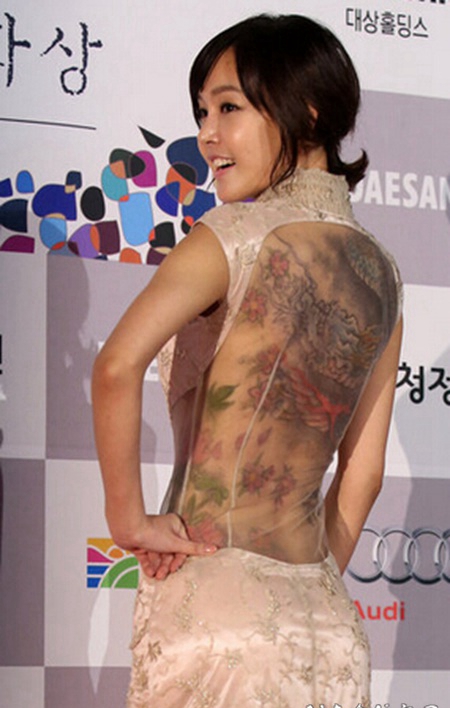 金善英露背性感纹身