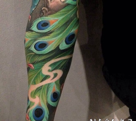美轮美奂，手臂孔雀羽翎彩绘纹身