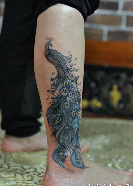 自然界的杰作，美丽孔雀腿部纹身
