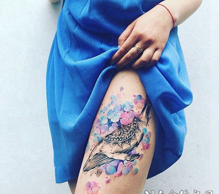 花海遨游，大腿鲜花鲸鱼纹身图案