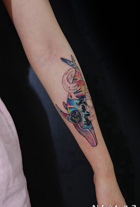 翻江倒海，水中巨无霸彩色鲸鱼纹身