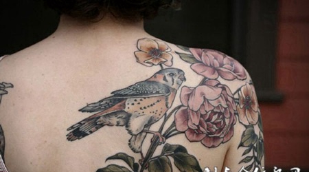 鸟语花香，披肩鲜花小鸟个性纹身