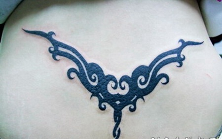 图腾翅膀臀部纹身