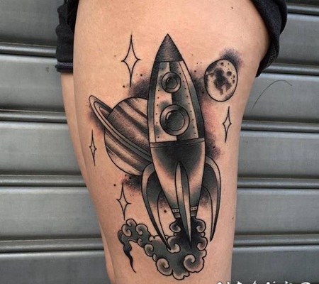纹身大腿男 男生大腿上星球和火箭纹身图片