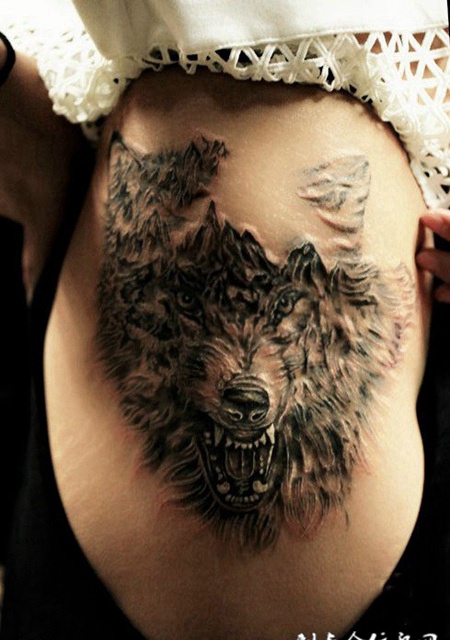 狼啸山林，侧腰狼头写实纹身