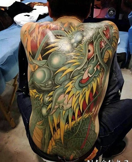 蛟龙出水，霸气青龙满背纹身