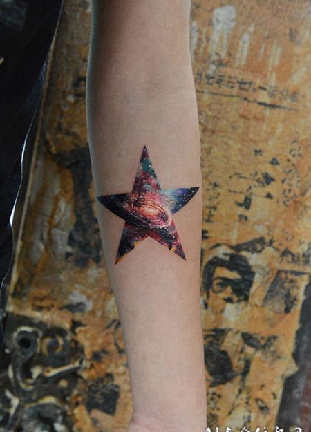 浩瀚星空，手臂五角星星空水彩纹身