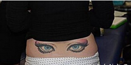 个性搞怪臀部纹身