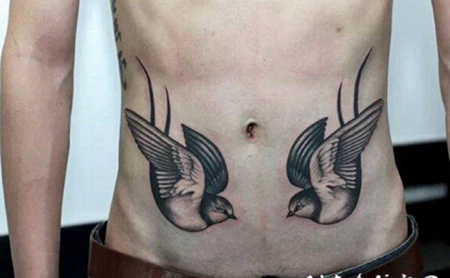 黑白双飞燕腹部纹身