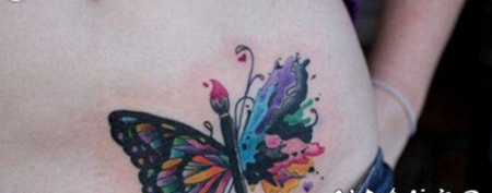 艺术蝴蝶腹部纹身