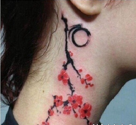 艺术梅花颈部纹身