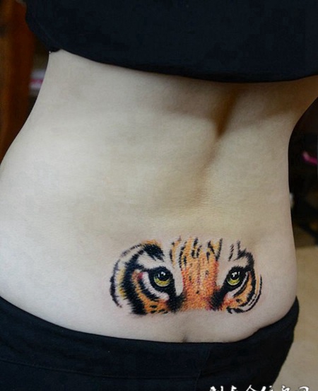 虎视眈眈，后腰猛虎简约面部纹身
