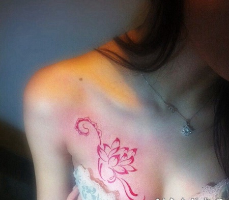 线条莲花胸部纹身