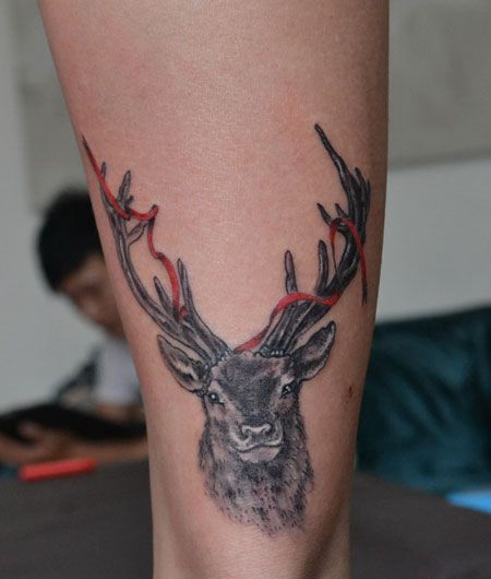 小腿麋鹿头纹身图案