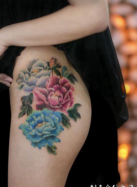 花香满庭，臀部牡丹素雅纹身
