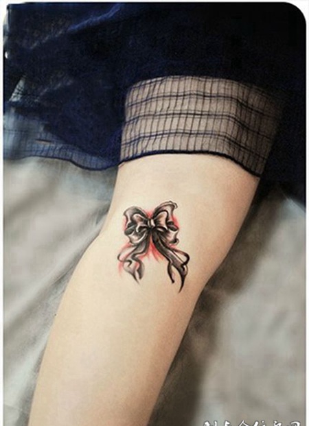 轻灵飘逸少女心，女生腿部蝴蝶结个性纹身