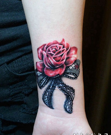 少女心的蕾丝情结，手腕玫瑰蝴蝶结纹身