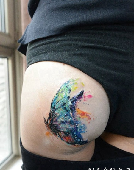 彩蝶飞舞，臀部水彩蝴蝶个性纹身