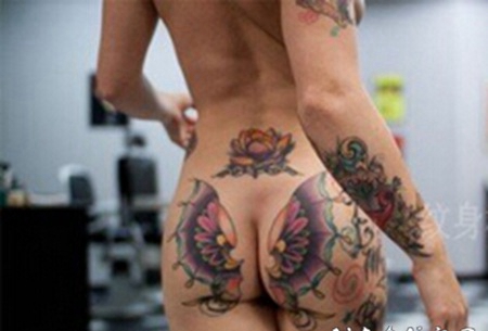 炫彩奇异臀部纹身