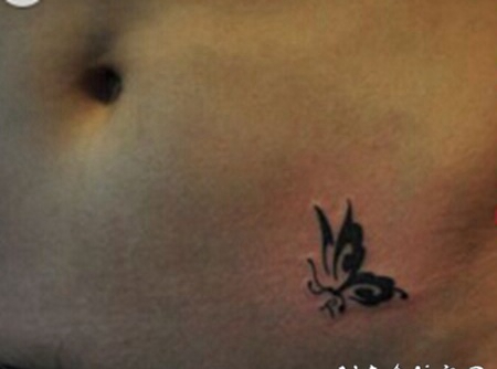 图腾蝴蝶腹部纹身