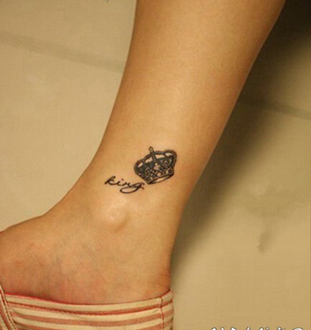 小巧皇冠脚部纹身