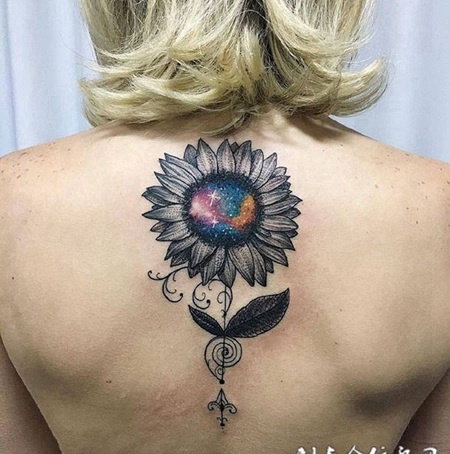 追寻阳光，后背星空向日葵个性纹身