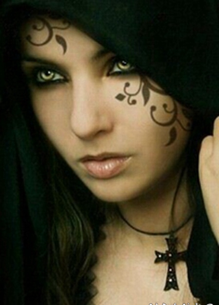 女神脸部花藤纹身