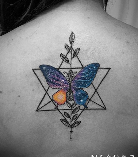 美女后背绚丽星空彩蝶纹身图案