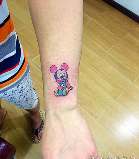 童年的快乐记忆，手臂米奇卡通纹身