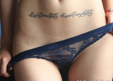 流行英文腹部纹身