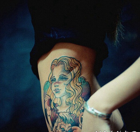 欧美女孩腰部纹身