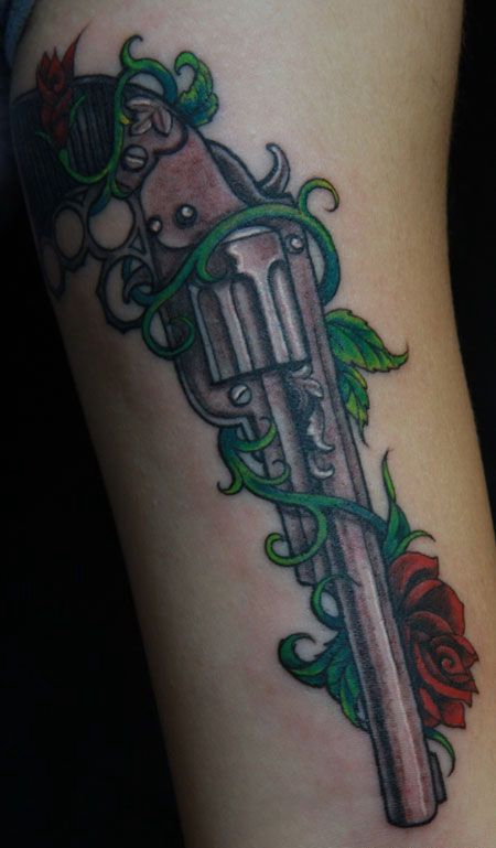 小腿手枪玫瑰纹身图案