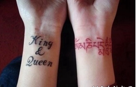 情侣手臂哥特字母纹身