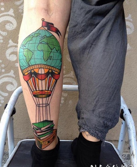 带着智慧去旅行，小腿卡通风格热气球纹身