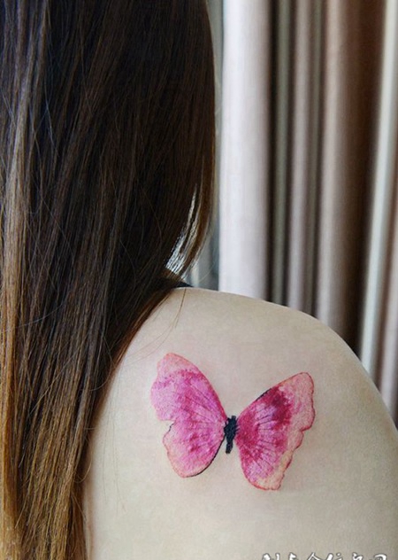 蝶落美人肩，美女披肩彩绘纹身