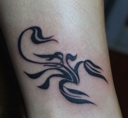 小腿线条蝎子纹身图案