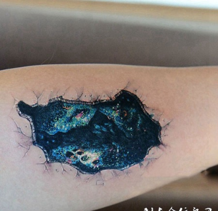 破碎星空，手臂上的梦幻d纹身