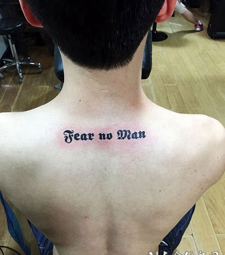 哥特风格英文后背纹身