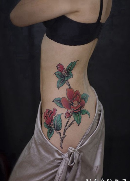 英雄花的洗礼，美女腰部木棉花纹身图案