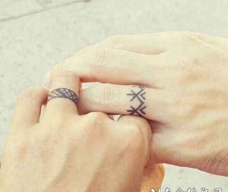 指间的爱情情侣手指指环纹身