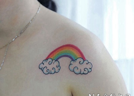 幸福是披在我肩头的彩虹，可爱披肩彩虹卡通纹身