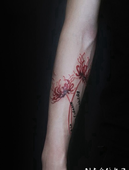 血染的风采，鲜红彼岸花手臂个性纹身