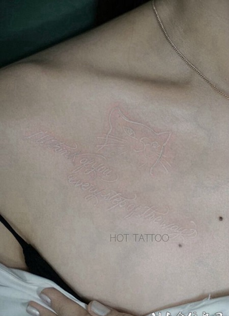 傲娇小猫咪英文胸口隐形纹身