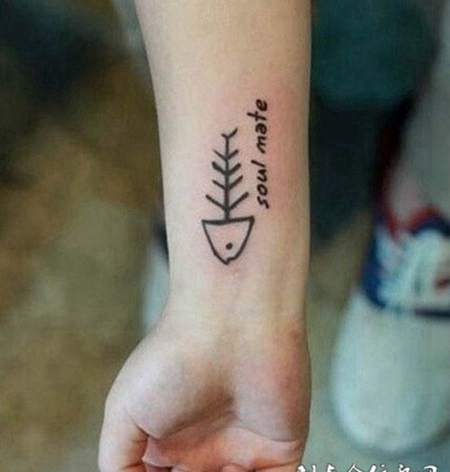 纵使腐身为骨，依旧不离不弃手臂鱼骨个性纹身