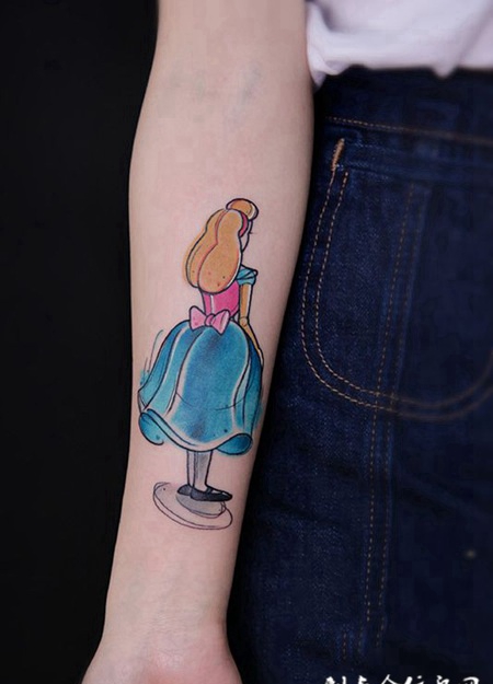等待中的灰姑娘，女生卡通手臂纹身