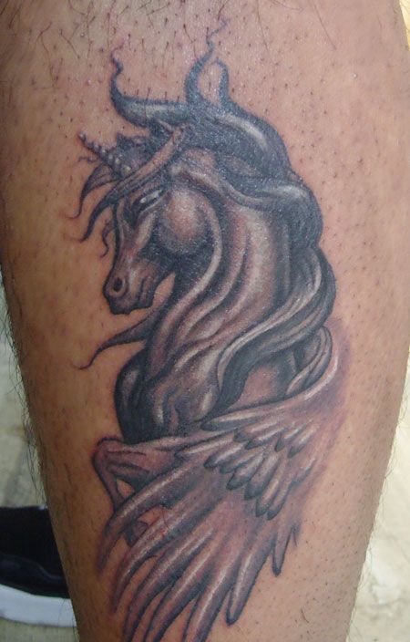 小腿写实独角兽纹身图案