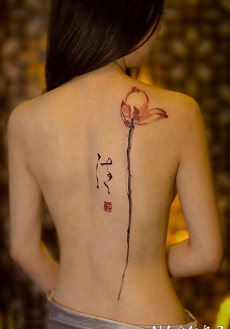 莲花轻绕美人背，水墨莲花后背纹身
