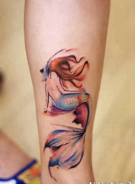 美人鱼的凄美背影，腿部炫彩纹身