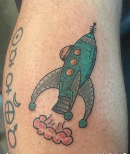纹身卡通 男生小腿上彩色的火箭纹身图片